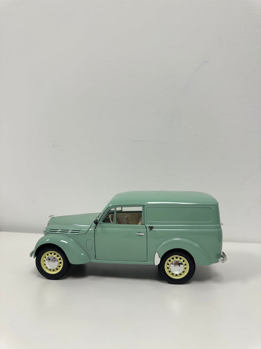 Solido Renault Juvaquatre Fourgonnette 1952 1/18