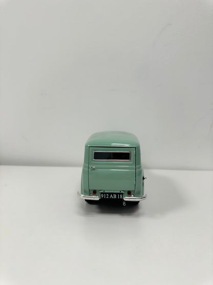 Solido Renault Juvaquatre Fourgonnette 1952 1/18