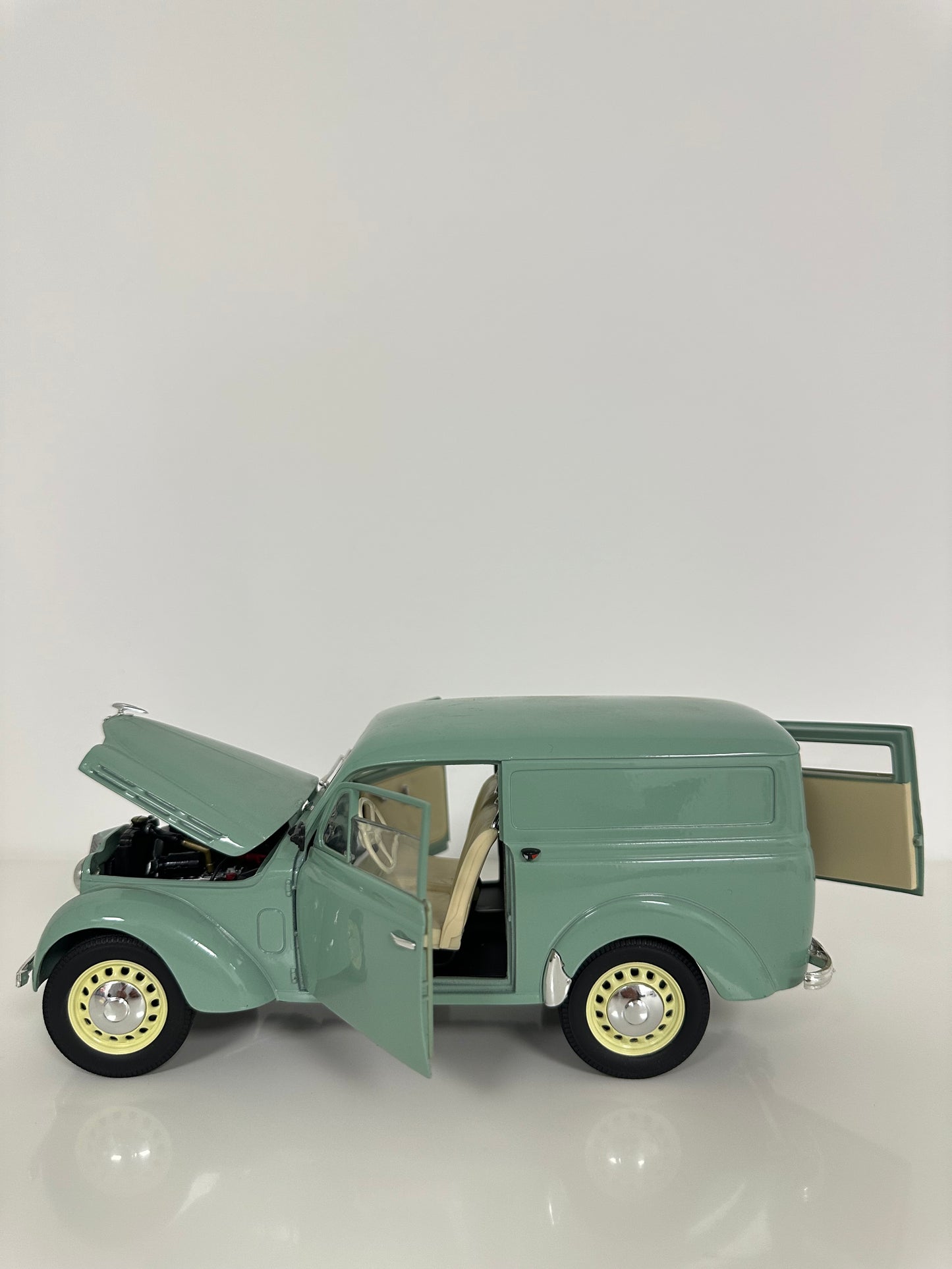 Solido Renault Juvaquatre Fourgonnette 1952 1/18