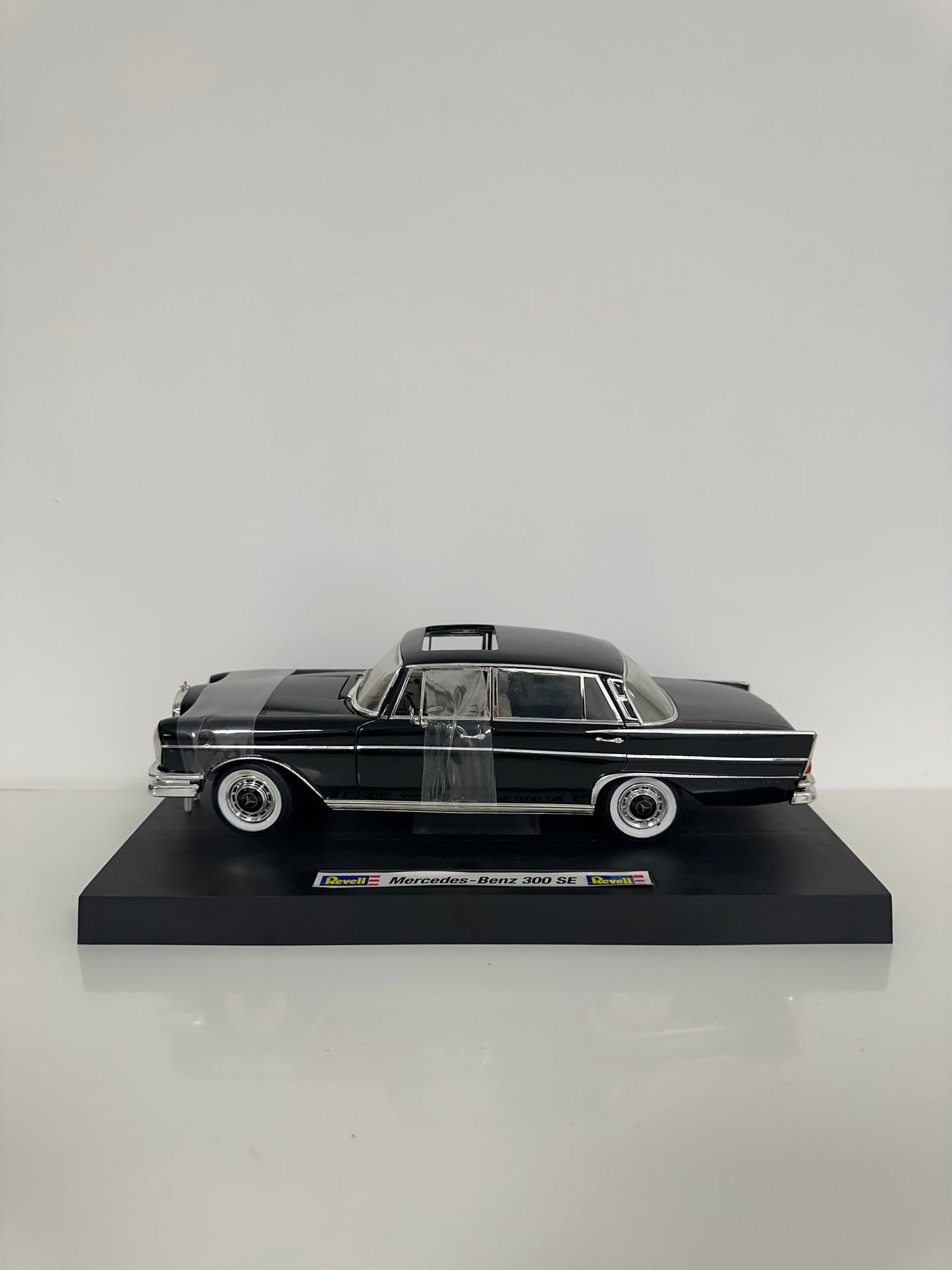 Revell Metal Mercedes-Benz 300 SE 1/18