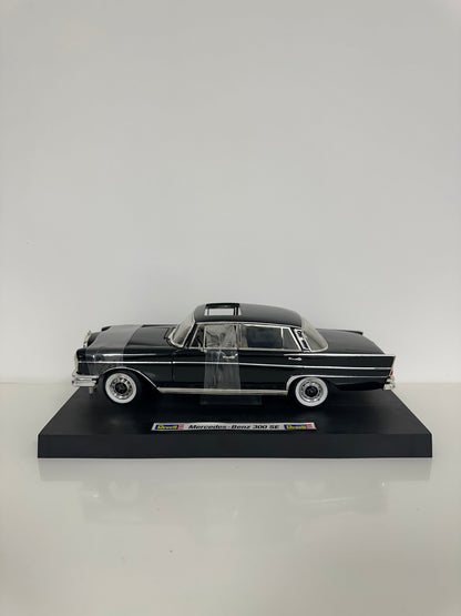 Revell Metal Mercedes-Benz 300 SE 1/18