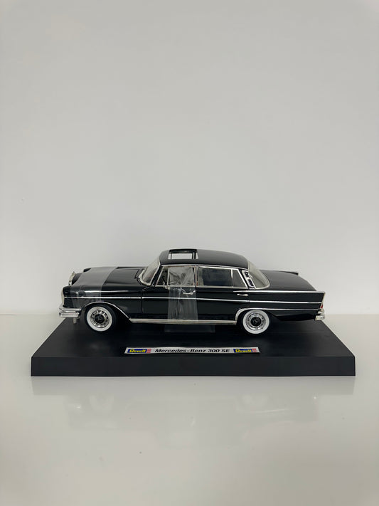 Revell Metal Mercedes-Benz 300 SE 1/18