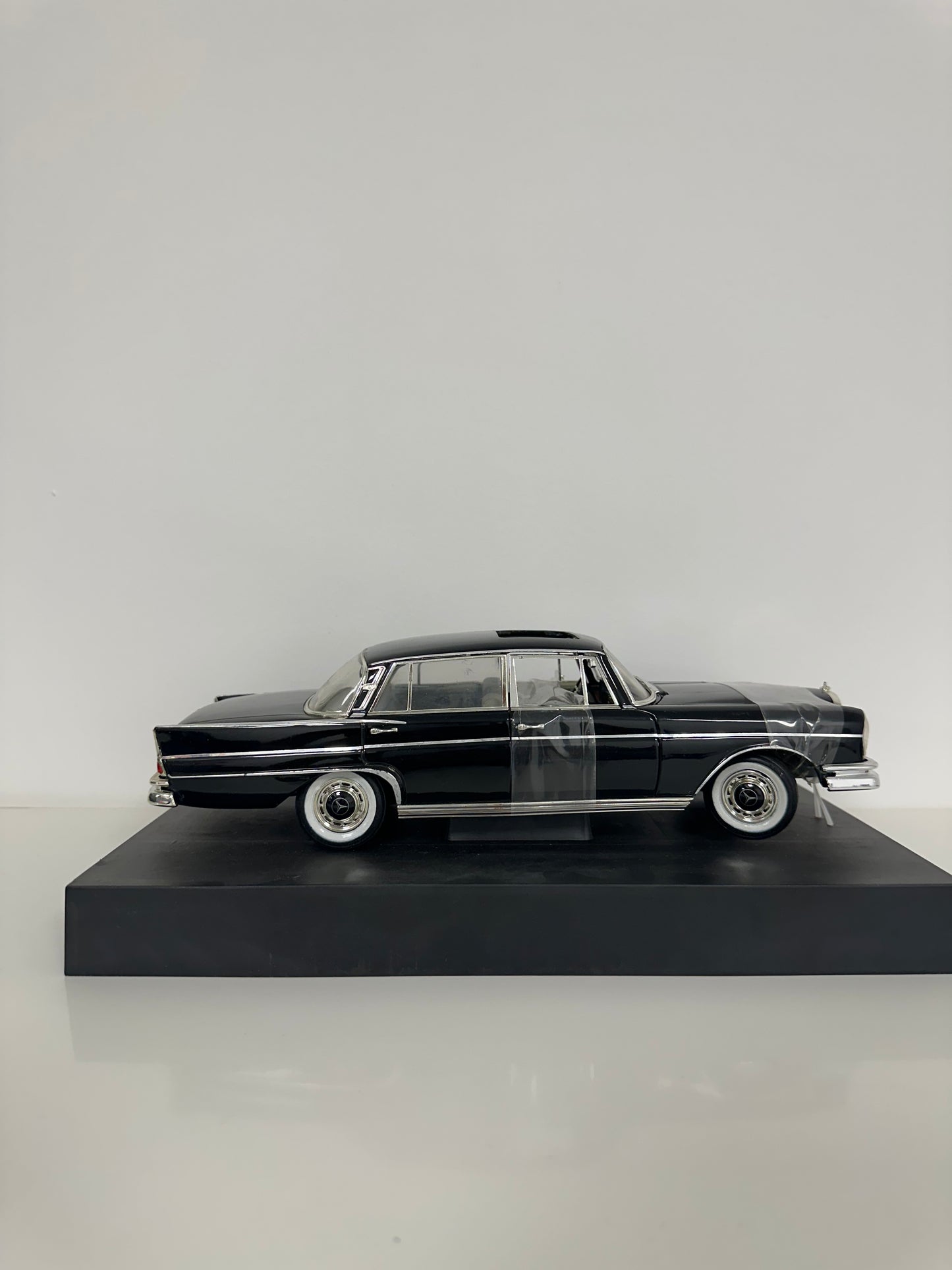 Revell Metal Mercedes-Benz 300 SE 1/18