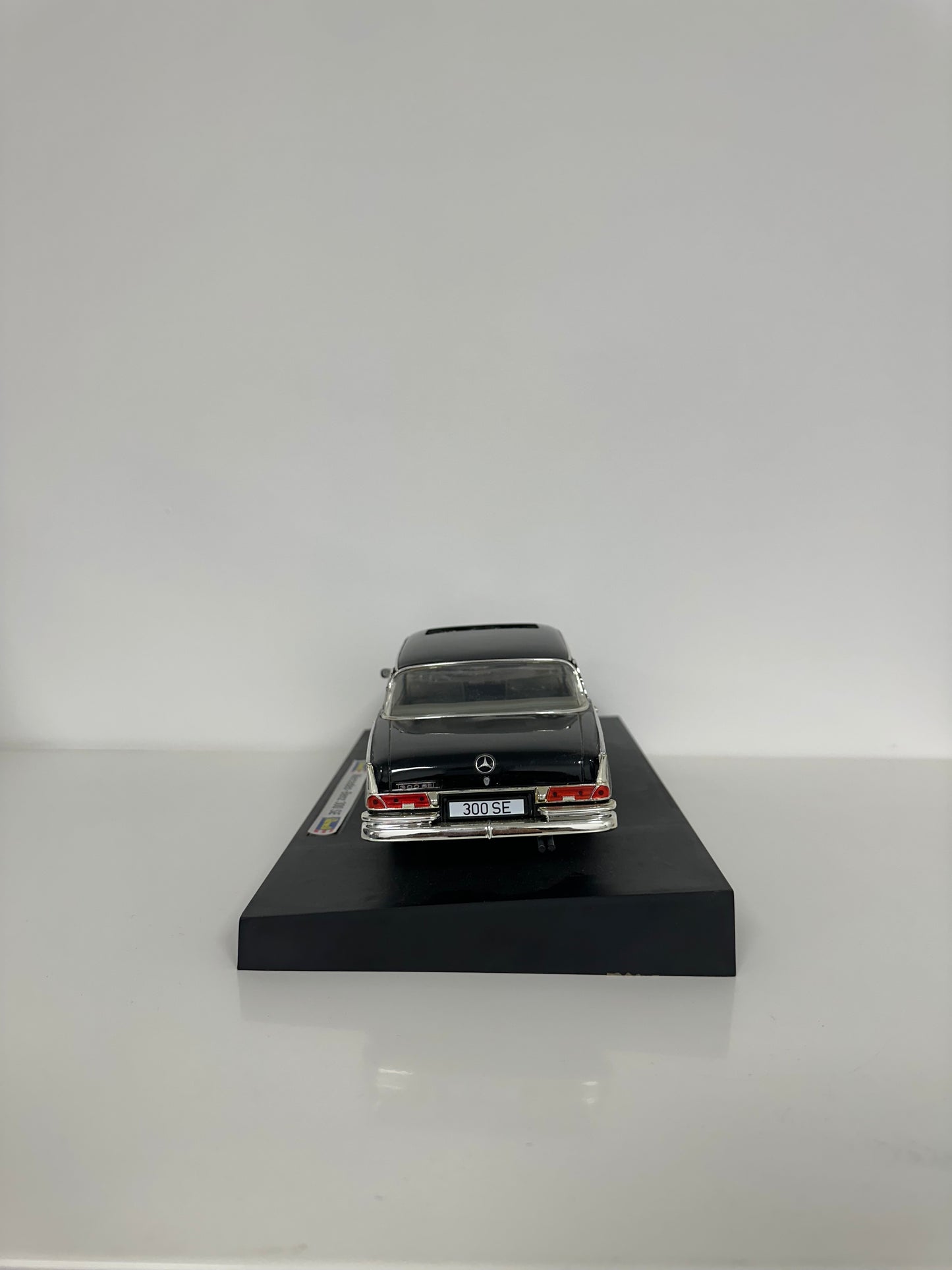 Revell Metal Mercedes-Benz 300 SE 1/18