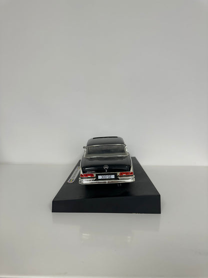 Revell Metal Mercedes-Benz 300 SE 1/18
