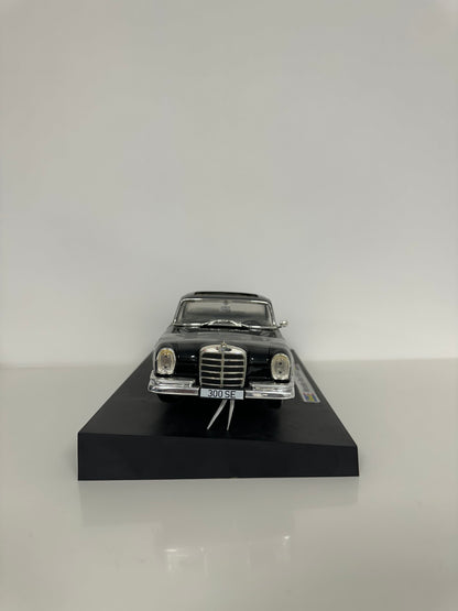 Revell Metal Mercedes-Benz 300 SE 1/18