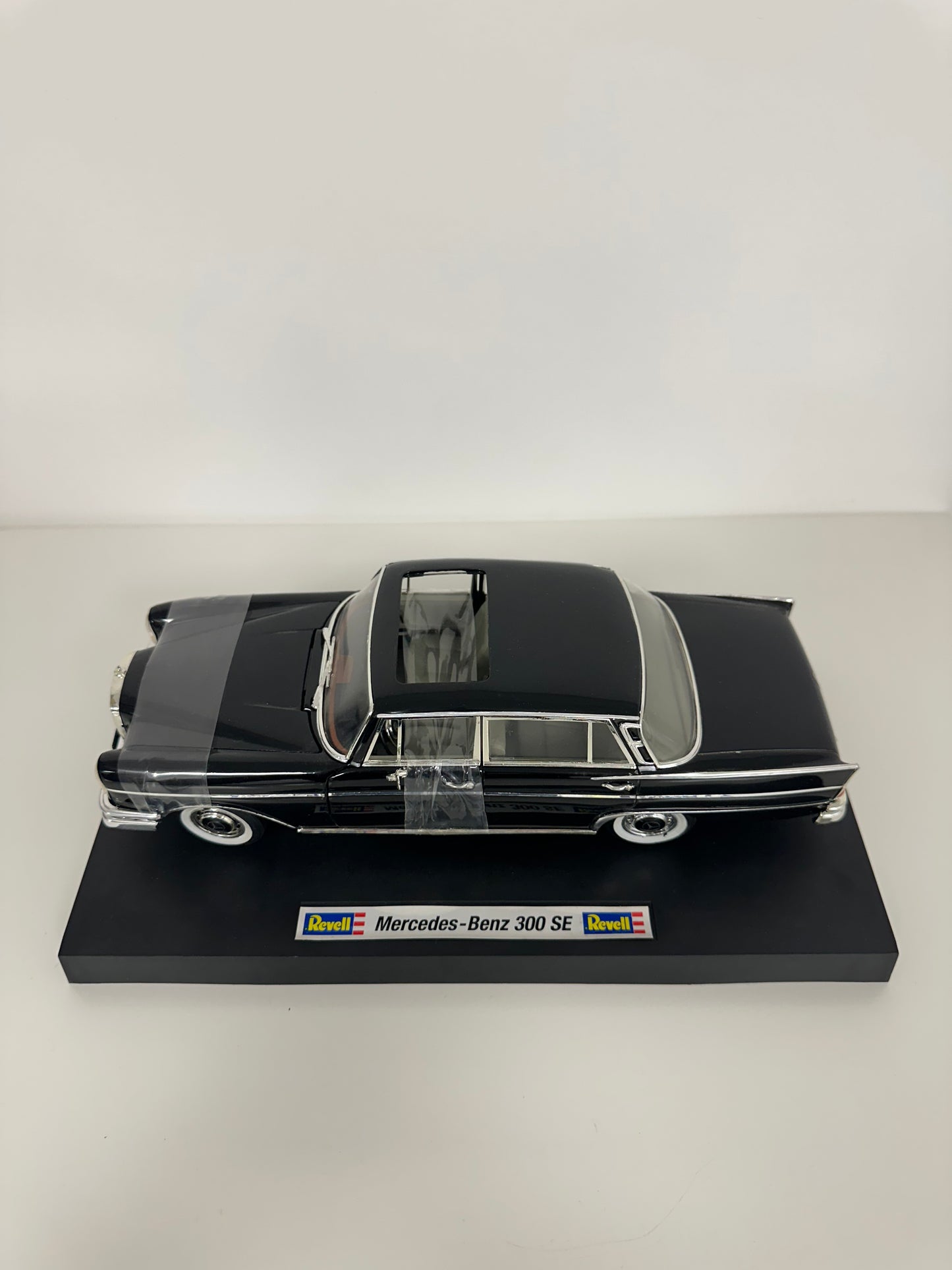 Revell Metal Mercedes-Benz 300 SE 1/18