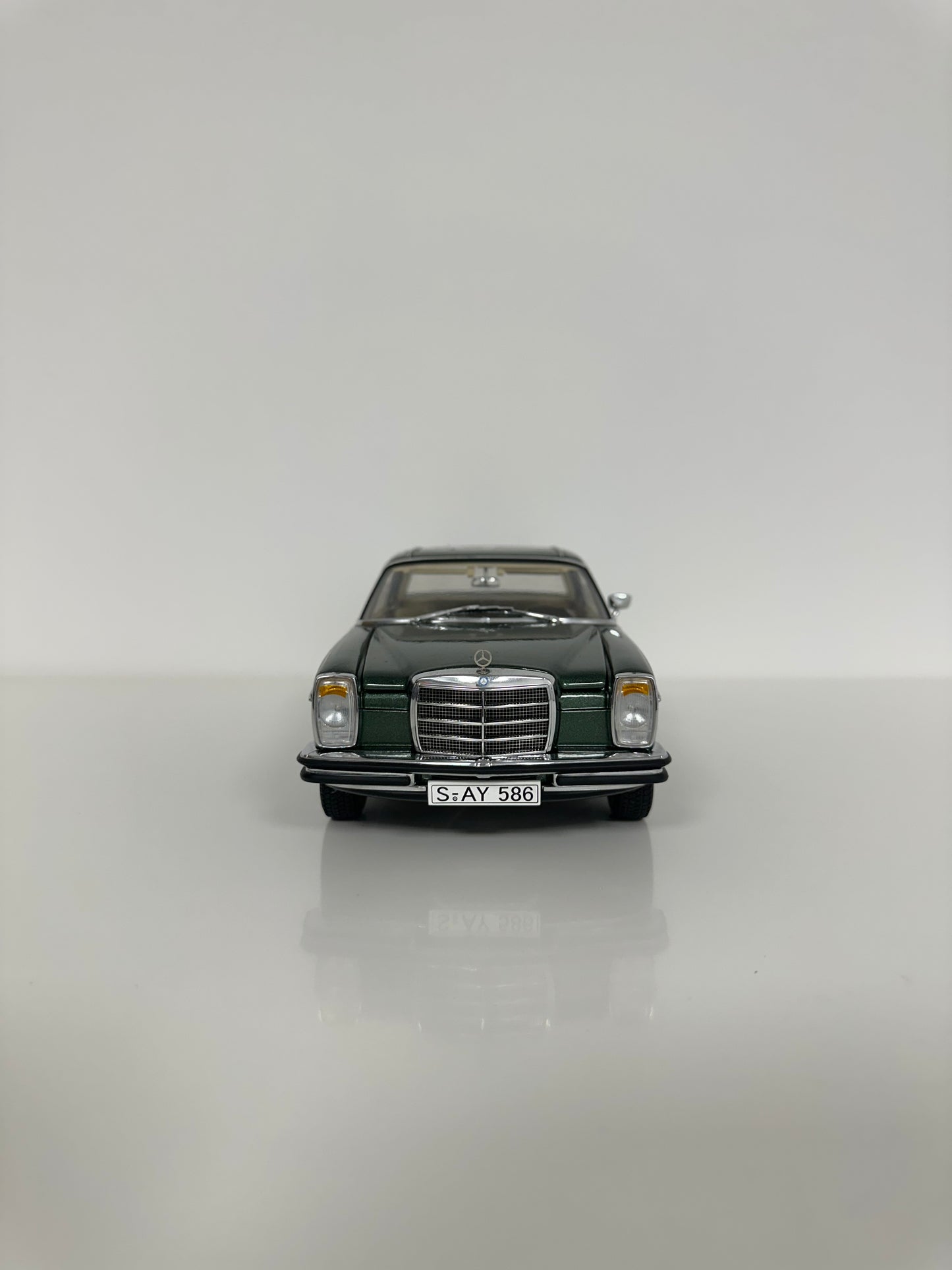 Sun Star Mercedes-Benz W114 Coupé (série C114) 1/18
