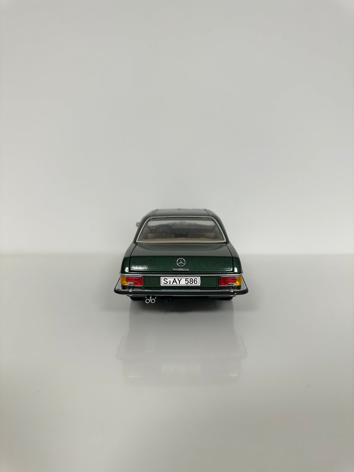 Sun Star Mercedes-Benz W114 Coupé (série C114) 1/18