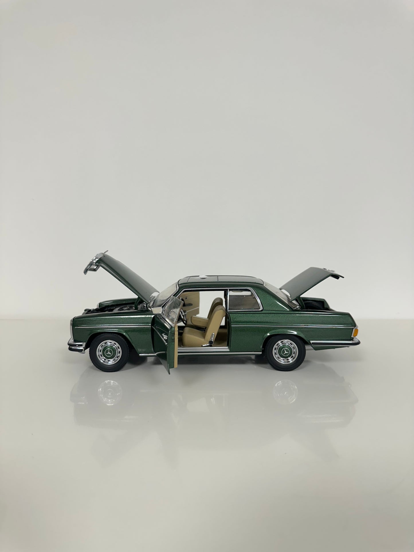 Sun Star Mercedes-Benz W114 Coupé (série C114) 1/18