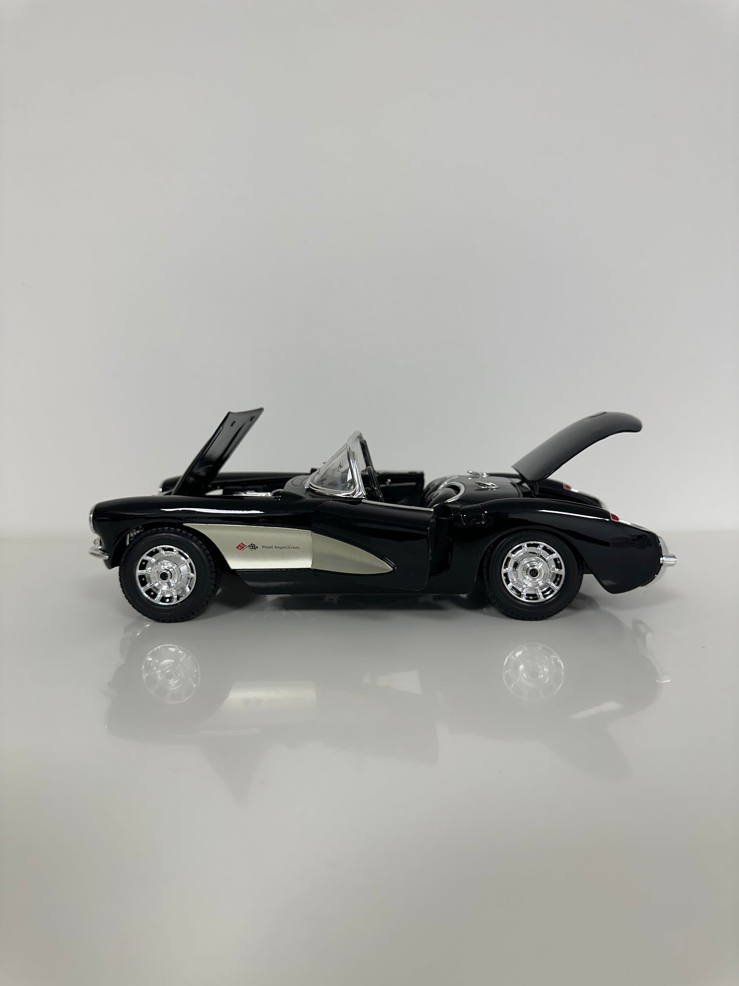 Maisto Chevrolet Corvette C1 (1957) 1/18