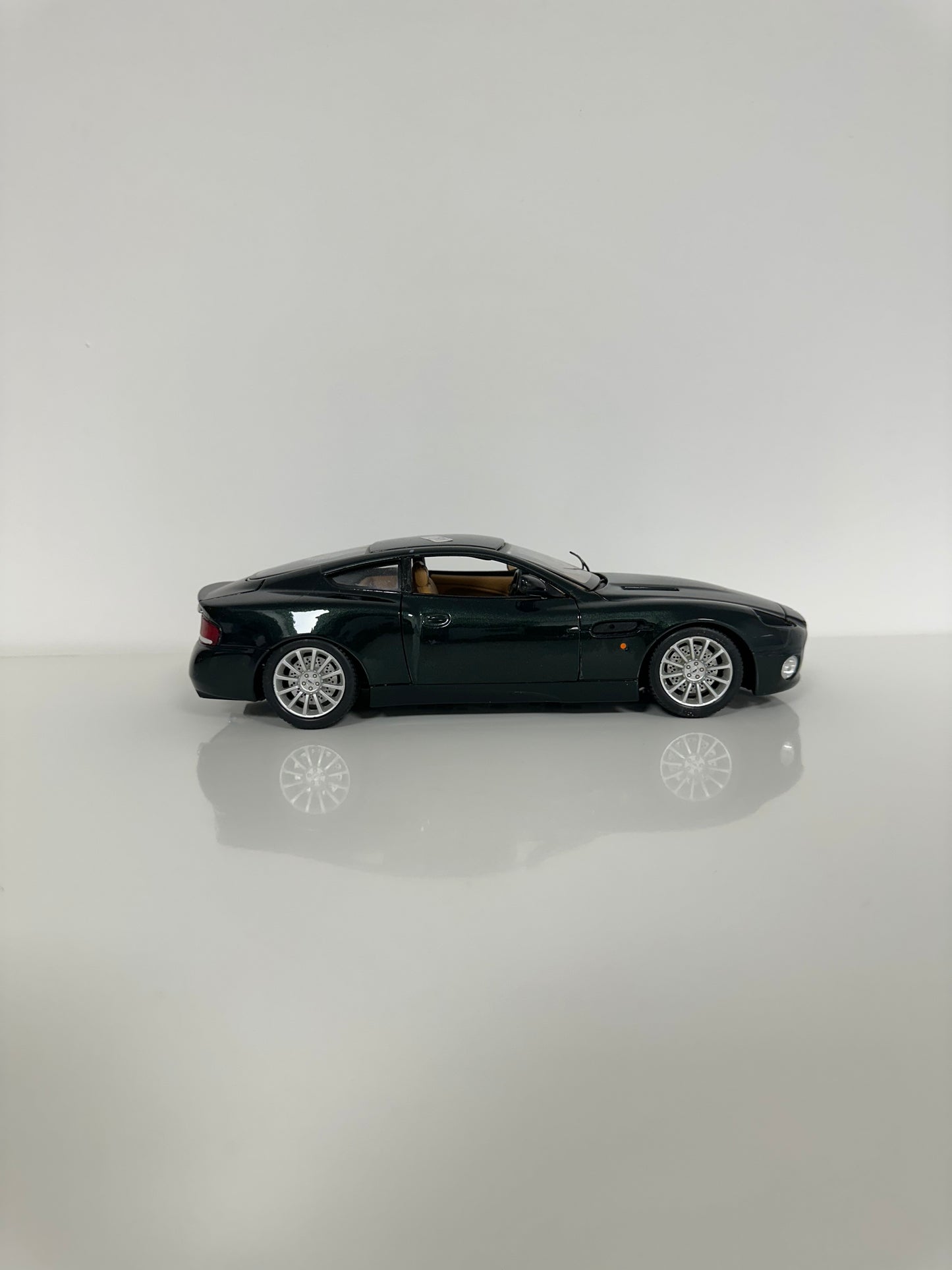 Bburago Aston Martin Vanquish V12 1/18