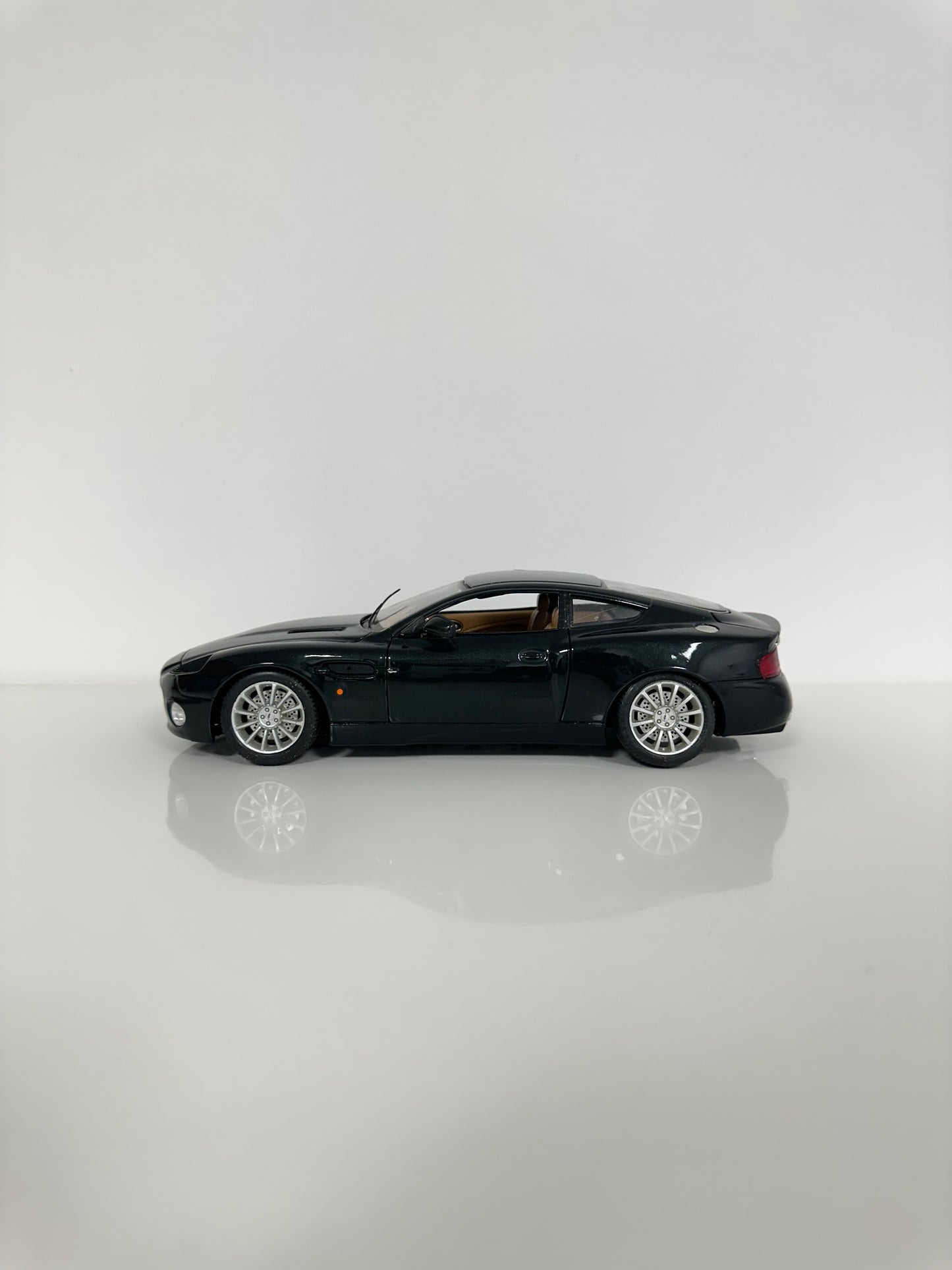 Bburago Aston Martin Vanquish V12 1/18