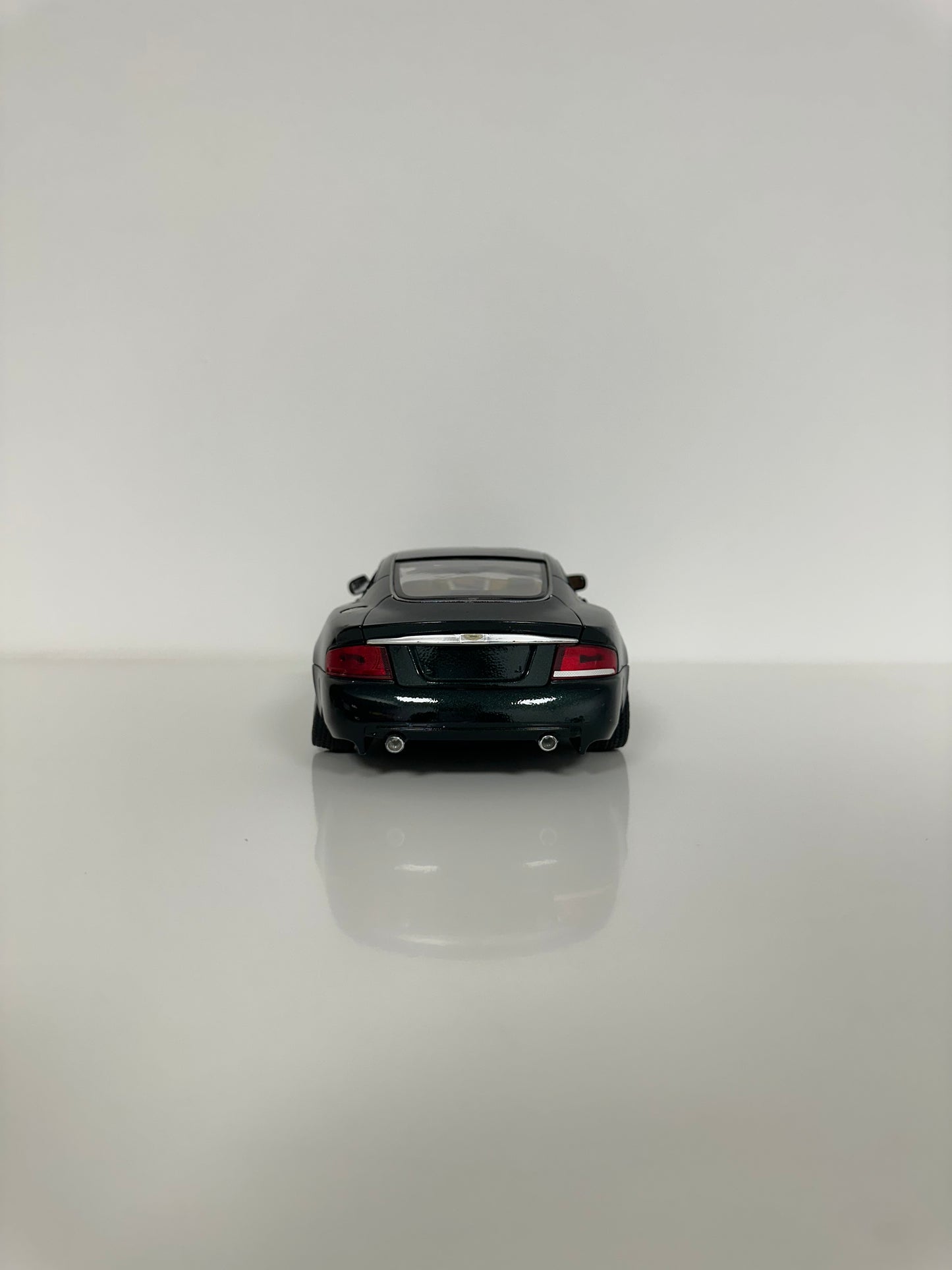 Bburago Aston Martin Vanquish V12 1/18
