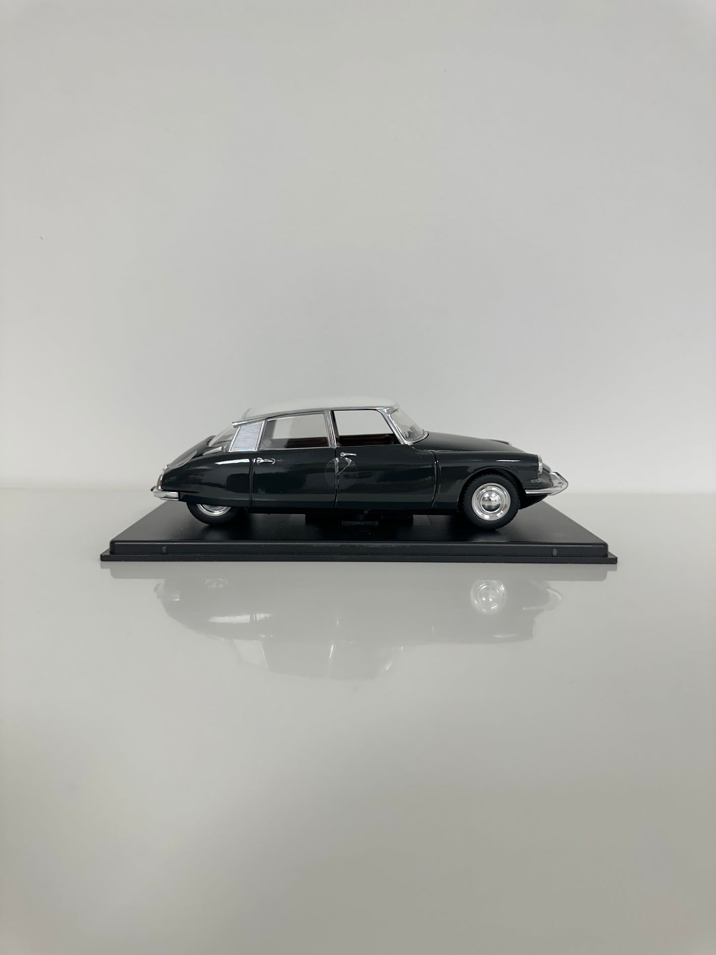 Leo Models Citroen DS 19 (1963) 1/24