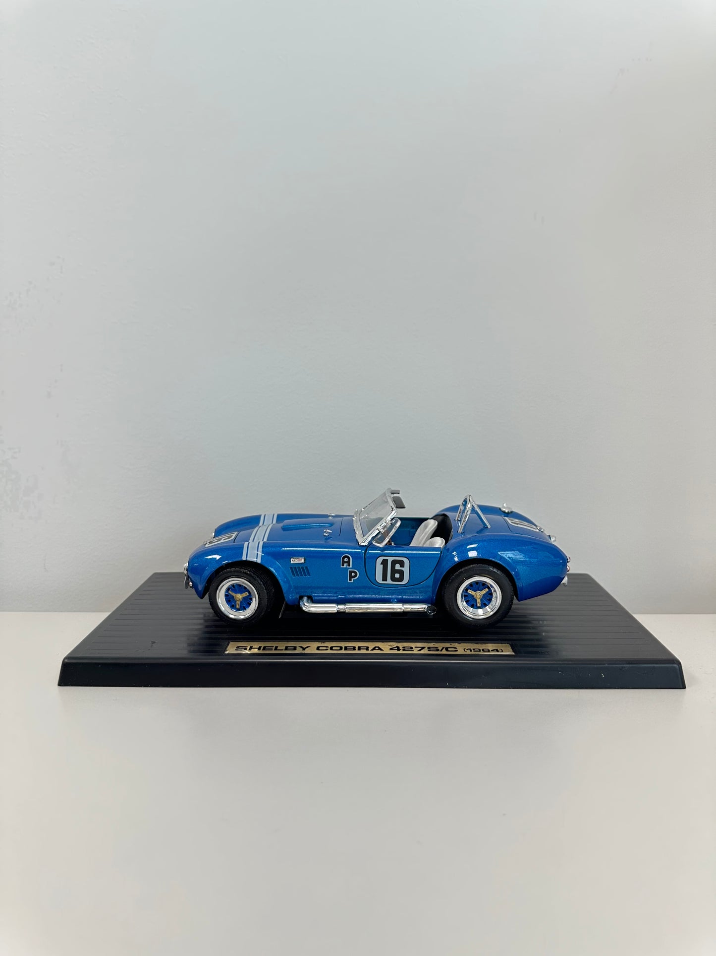Majorette Shelby Cobra 4411 (1964) 1/18