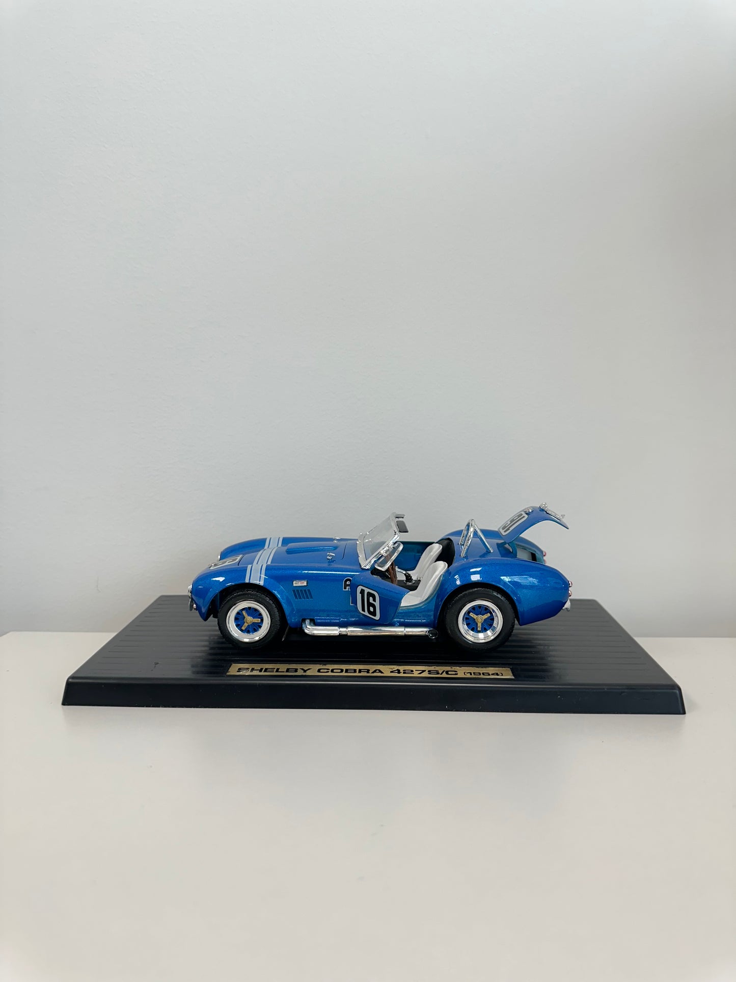 Majorette Shelby Cobra 4411 (1964) 1/18